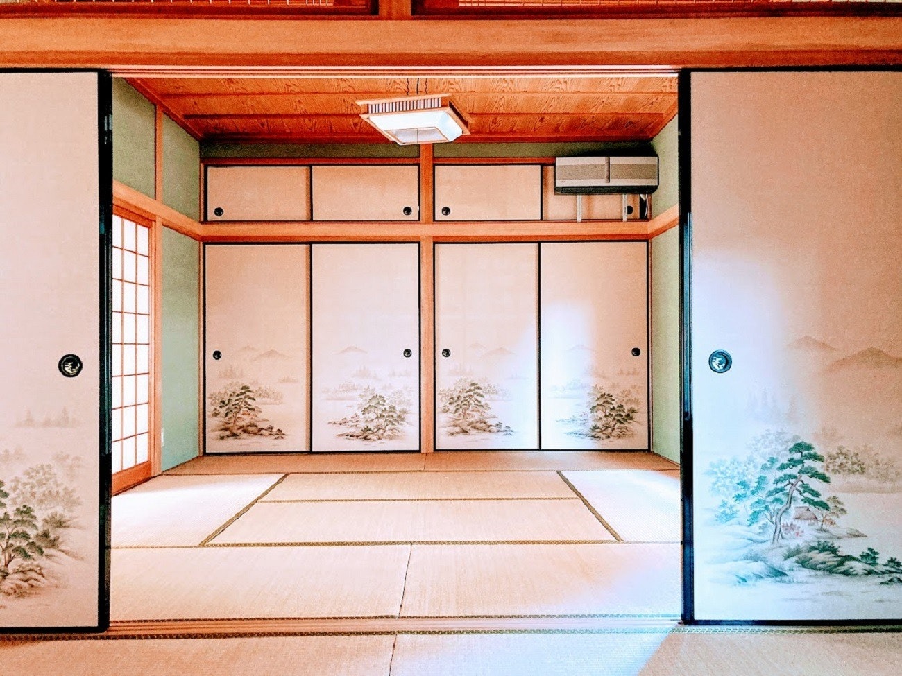 伝統的日本建築『花鳥苑別館』 ゆったりと落ち着ける空間。広いダイニングキッチンとリビング。